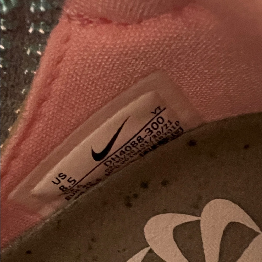 Nike VaporMax Flyknit Teal and Peach Athletic Shoes- like new! - Picture 4 of 6